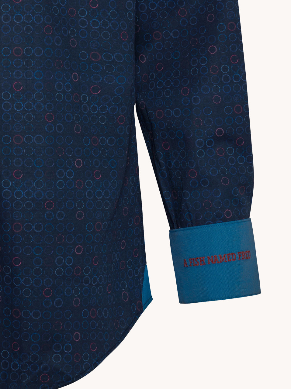 מכופתרת בהדפס טבעות