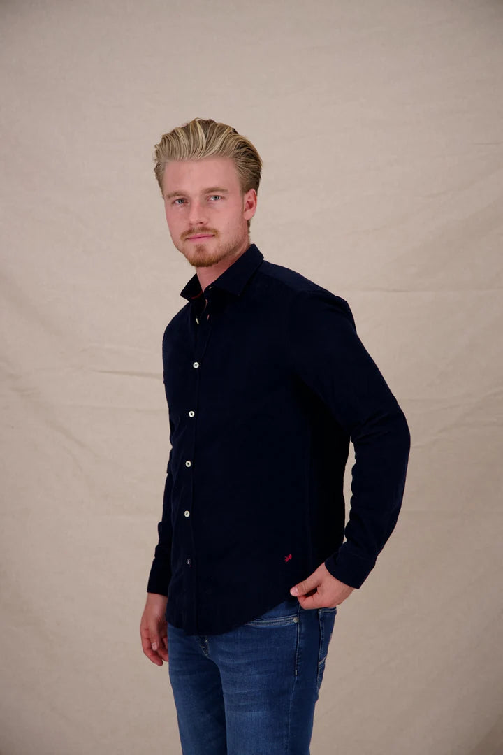 מכופתרת קורדורוי