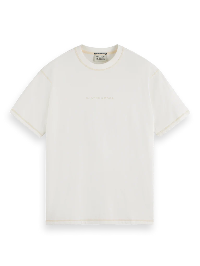 טישרט עם תיפור מודגש