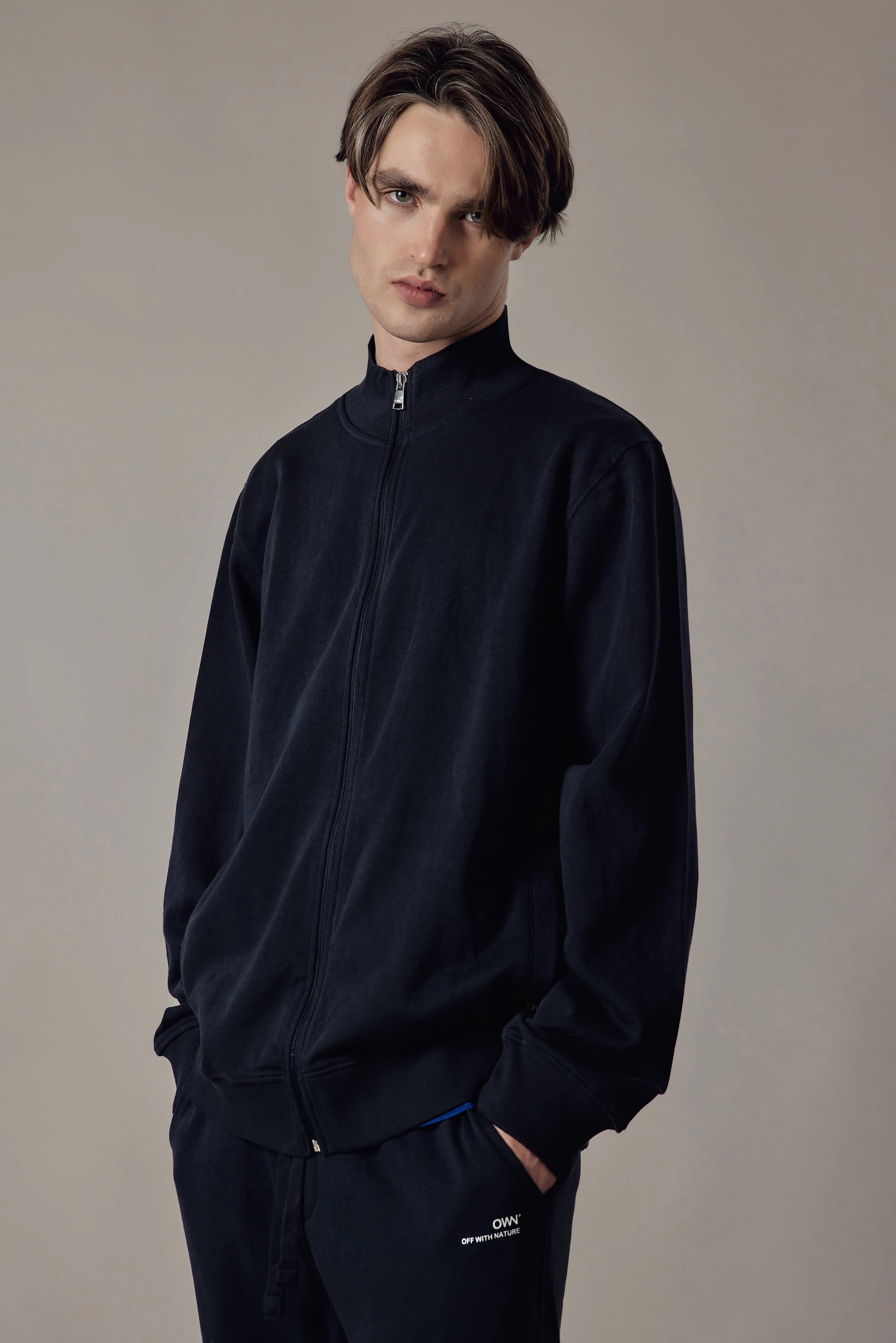 סווטשירט כותנה עם רוכסן וצווארון גבוה