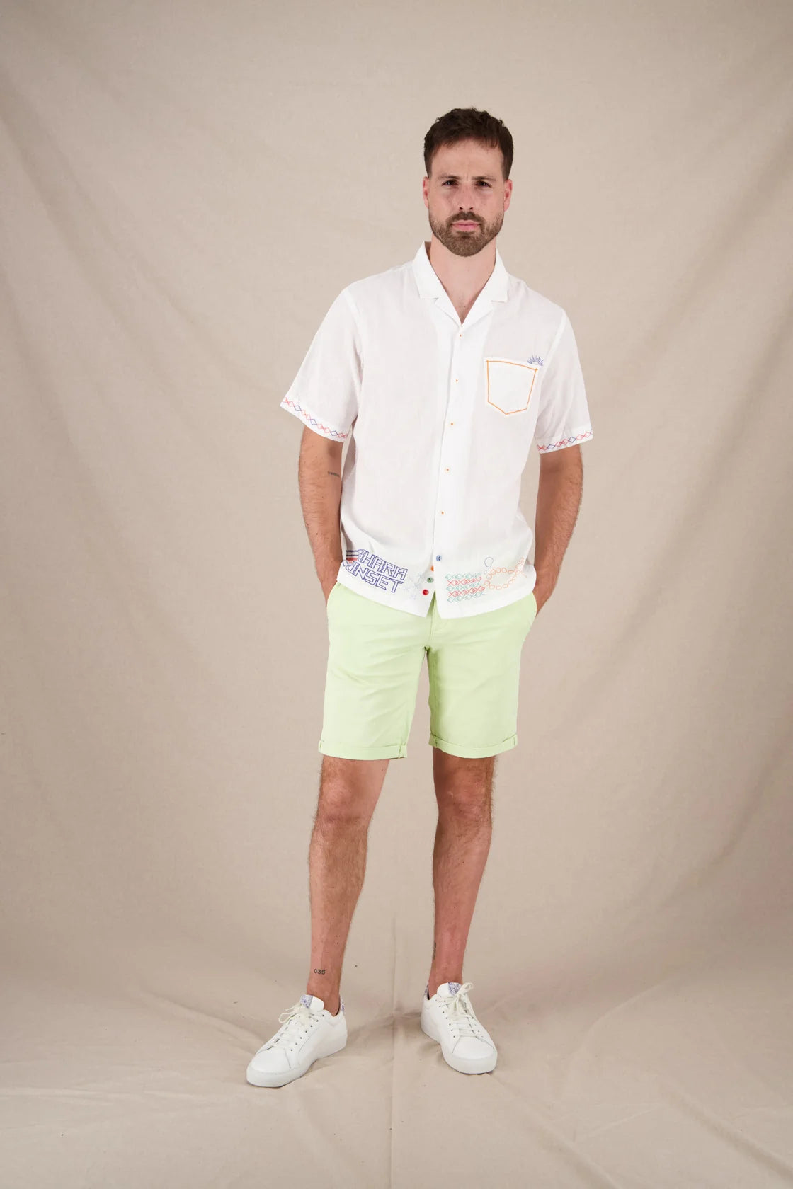 מכופתרת פשתן מעוטרת