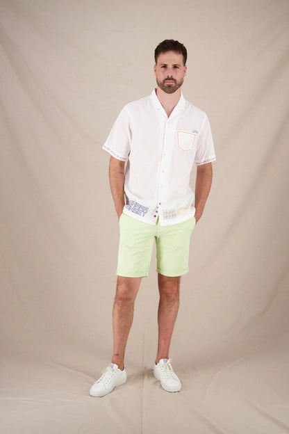 מכופתרת פשתן מעוטרת