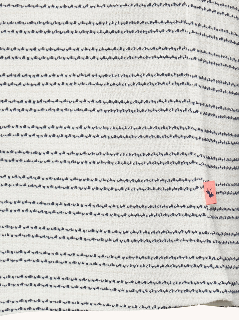 מכופתרת פסים