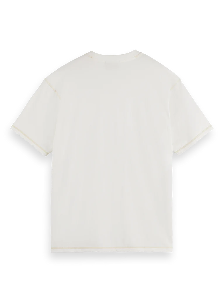 טישרט עם תיפור מודגש