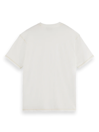 טישרט עם תיפור מודגש