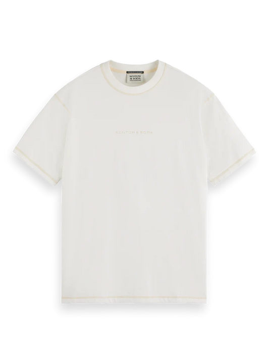 טישרט עם תיפור מודגש