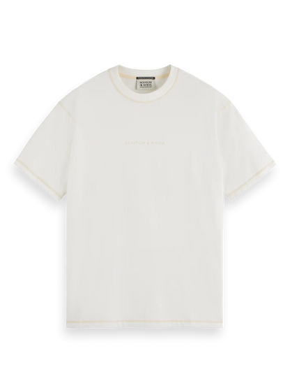 טישרט עם תיפור מודגש