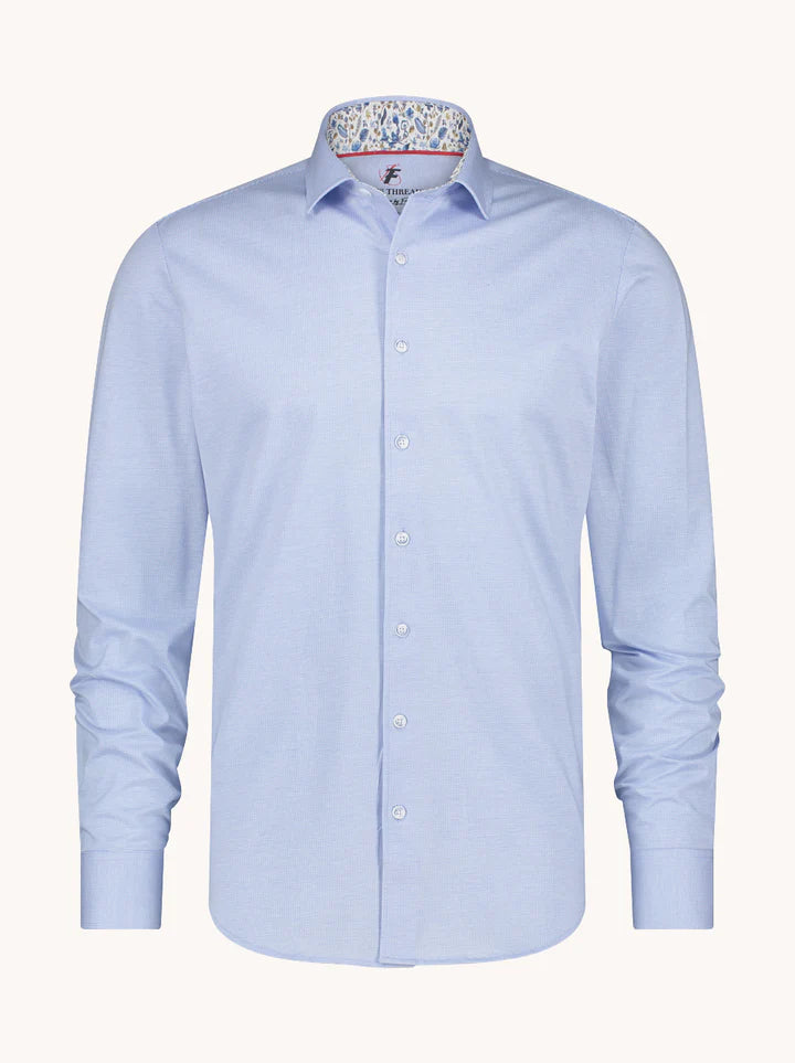 מכופתרת בהדפס מינימלי