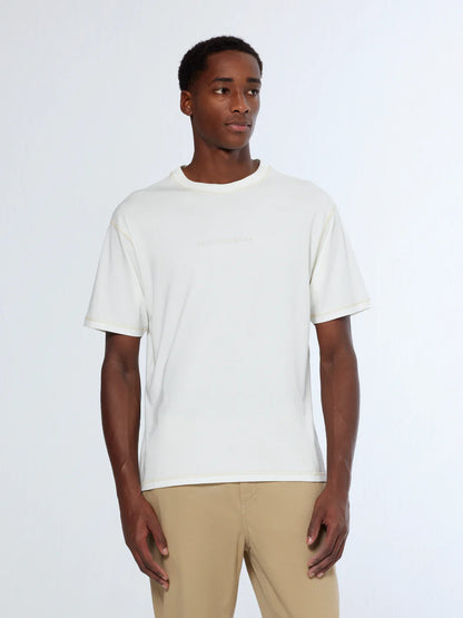 טישרט עם תיפור מודגש