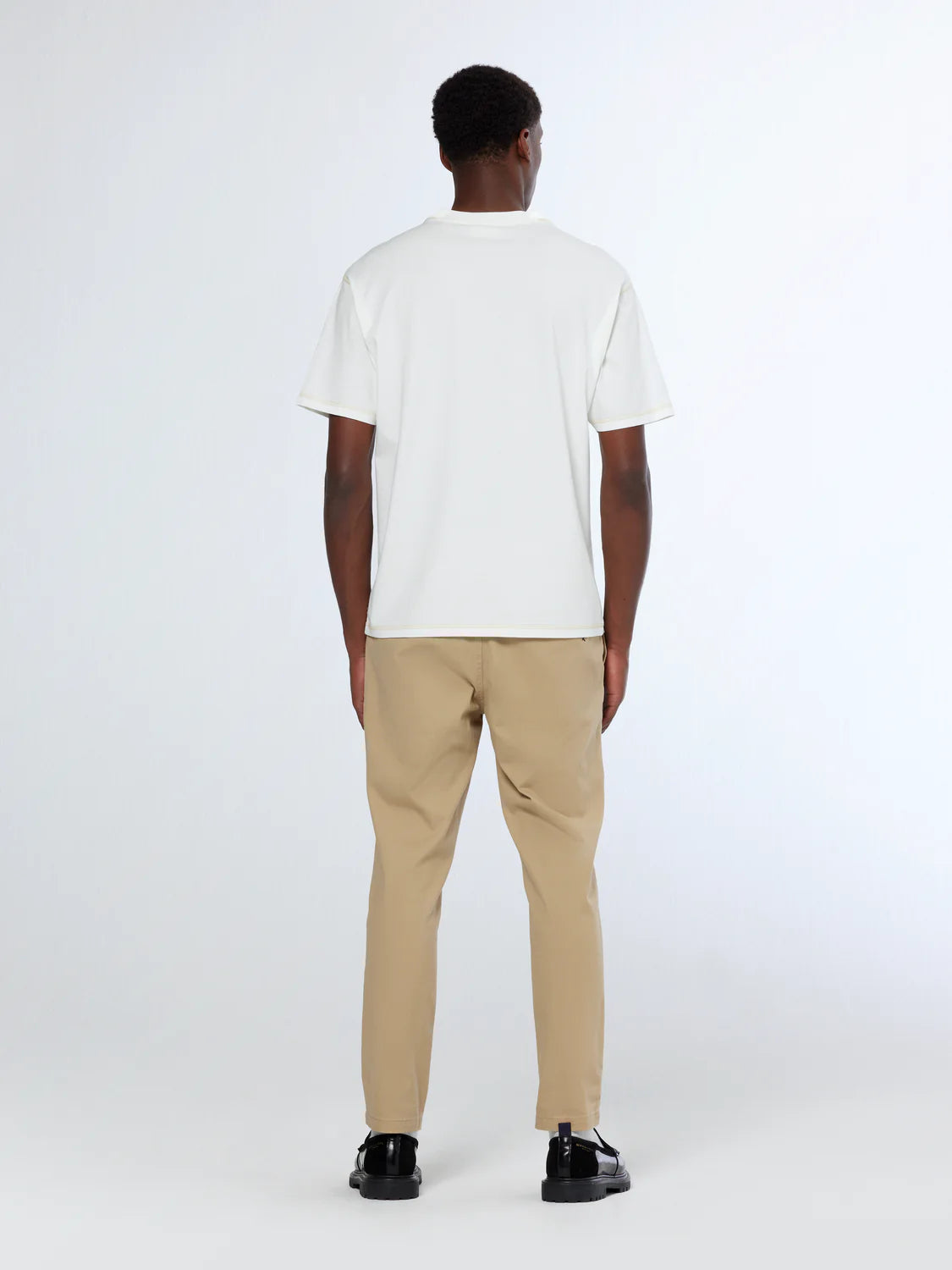 טישרט עם תיפור מודגש